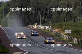10.06.2009 Le Mans, France, #85 Snoras Spyker Squadron Spyker C8 Laviolette: Jarek Janis, Tom Coronel, Jeroen Bleekemolen leads a group of cars - 24 Hour of Le Mans 2009, Free Practice