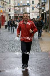 10.06.2009 Le Mans, France, Hand imprint ceremony: Tom Kristensen runs to the reception - 24 Hour of Le Mans 2009, Wednesday