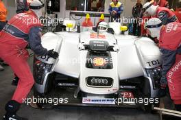 10.06.2009 Le Mans, France, Front bodywork change for the #1 Audi Sport Team Joest Audi R15 TDI: Allan McNish, Rinaldo Capello, Tom Kristensen - 24 Hour of Le Mans 2009, Free Practice