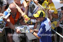 17.-19.07.2008 Oberlungwitz, Germany, Sachsenring, MotoGP, Valentino Rossi (ITA), Fiat Yamaha Team signs autographs to the fans -- MotoGP World Championship, Rd. 9, Alice German Grand Prix