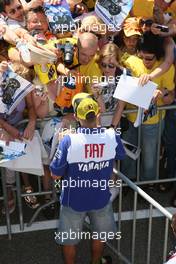 17.-19.07.2008 Oberlungwitz, Germany, Sachsenring, MotoGP, Valentino Rossi (ITA), Fiat Yamaha Team signs autographs to the fans -- MotoGP World Championship, Rd. 9, Alice German Grand Prix