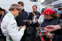 05.09.2009 Oschersleben, Germany, Augusto Farfus (BRA), BMW Team Germany, BMW 320si signing autographs - WTCC, Germany, Oschersleben, Rd. 17-18