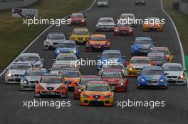 06.09.2009 Oschersleben, Germany, Gabriele Tarquini (ITA), SEAT Sport, SEAT Leon 2.0 TDI leads the start of the race - WTCC, Germany, Oschersleben, Rd. 17-18