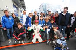 06.09.2009 Oschersleben, Germany, Alessandro Zanardi (ITA), BMW Team Italy-Spain, BMW 320si with a group of handicaped people - WTCC, Germany, Oschersleben, Rd. 17-18