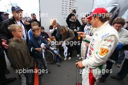 06.09.2009 Oschersleben, Germany, Alessandro Zanardi (ITA), BMW Team Italy-Spain, BMW 320si with a group of handicaped people - WTCC, Germany, Oschersleben, Rd. 17-18