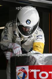 31.07. - 01.08.2010 Spa, Belgium, BMW staff rufuels the pump - FIA GT - 24 hours of Spa
