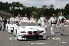 31.07. - 01.08.2010 Spa, Belgium, The crew pushes the BMW's to the grid - FIA GT - 24 hours of Spa