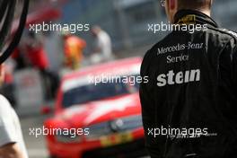 23.04.2010 Hockenheim, Germany,  Mercedes Benz mechanic awaiting CongFu Cheng (CHN), Persson Motorsport, AMG Mercedes C-Klasse - DTM 2010 at Hockenheimring, Hockenheim, Germany