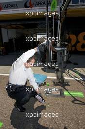 21.05.2010 Valencia, Spain,  Team member at work - DTM 2010 in Valencia, Spain