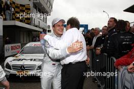 22.08.2010 Zandvoort, The Netherlands,  Norbert Haug (GER), Mercedes Benz Motorsportchef, congratulates (left) winner Gary Paffett (GBR), Team HWA AMG Mercedes, AMG Mercedes C-Klasse - DTM 2010 at Circuit Park Zandvoort, The Netherlands