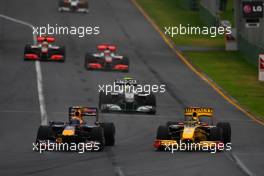 28.03.2010 Melbourne, Australia,  Mark Webber (AUS), Red Bull Racing and Robert Kubica (POL), Renault F1 Team - Formula 1 World Championship, Rd 2, Australian Grand Prix, Sunday Race