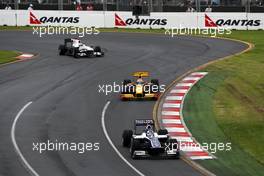28.03.2010 Melbourne, Australia,  Rubens Barrichello (BRA), Williams F1 Team, FW32 leads Vitaly Petrov (RUS), Renault F1 Team - Formula 1 World Championship, Rd 2, Australian Grand Prix, Sunday Race