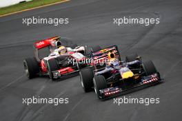 28.03.2010 Melbourne, Australia,  Mark Webber (AUS), Red Bull Racing, Lewis Hamilton (GBR), McLaren Mercedes - Formula 1 World Championship, Rd 2, Australian Grand Prix, Sunday Race