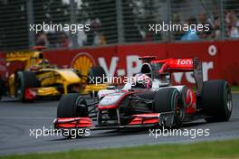 28.03.2010 Melbourne, Australia,  Jenson Button (GBR), McLaren Mercedes and Robert Kubica (POL), Renault F1 Team  - Formula 1 World Championship, Rd 2, Australian Grand Prix, Sunday Race