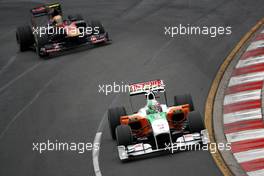 28.03.2010 Melbourne, Australia,  Vitantonio Liuzzi (ITA), Force India F1 Team, VJM-03, Jaime Alguersuari (ESP), Scuderia Toro Rosso, STR05 - Formula 1 World Championship, Rd 2, Australian Grand Prix, Sunday Race
