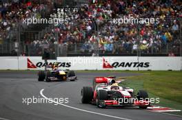 28.03.2010 Melbourne, Australia,  Lewis Hamilton (GBR), McLaren Mercedes, MP4-25, Mark Webber (AUS), Red Bull Racing - Formula 1 World Championship, Rd 2, Australian Grand Prix, Sunday Race