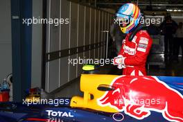 27.03.2010 Melbourne, Australia,  Fernando Alonso (ESP), Scuderia Ferrari looking at the car of Mark Webber (AUS), Red Bull Racing - Formula 1 World Championship, Rd 2, Australian Grand Prix, Saturday Qualifying