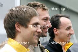 28.03.2010 Melbourne, Australia,  Vitaly Petrov (RUS), Renault F1 Team and Robert Kubica (POL), Renault F1 Team with five times Olympic gold Medalist Ian Thorpe (AUS) - Formula 1 World Championship, Rd 2, Australian Grand Prix, Sunday