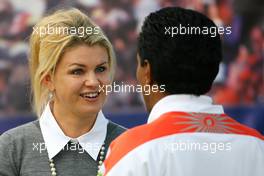 28.03.2010 Melbourne, Australia,  Corina Schumacher (GER), Corinna, Wife of Michael Schumacher and Balbir Singh (ex. Pysio of M. Schumacher) - Formula 1 World Championship, Rd 2, Australian Grand Prix, Sunday