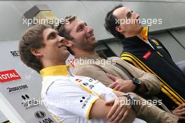 28.03.2010 Melbourne, Australia,  Vitaly Petrov (RUS), Renault F1 Team and Robert Kubica (POL), Renault F1 Team with five times Olympic gold Medalist Ian Thorpe (AUS) - Formula 1 World Championship, Rd 2, Australian Grand Prix, Sunday