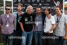 28.03.2010 Melbourne, Australia,  Sir Richard Branson, Chairman of the Virgin Group with the band powderfinger - Formula 1 World Championship, Rd 2, Australian Grand Prix, Sunday