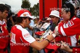 28.03.2010 Melbourne, Australia,  Fernando Alonso (ESP), Scuderia Ferrari signs an autograph - Formula 1 World Championship, Rd 2, Australian Grand Prix, Sunday