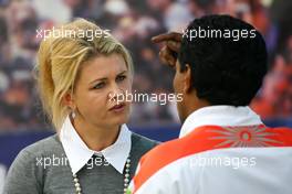 28.03.2010 Melbourne, Australia,  Corina Schumacher (GER), Corinna, Wife of Michael Schumacher and Balbir Singh (ex. Pysio of M. Schumacher) - Formula 1 World Championship, Rd 2, Australian Grand Prix, Sunday