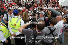 28.03.2010 Melbourne, Australia,  Jenson Button (GBR), McLaren Mercedes, signing autographs - Formula 1 World Championship, Rd 2, Australian Grand Prix, Sunday