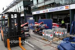 24.03.2010 Melbourne, Australia,  Race preperations, the garage of Scuderia Toro Rosso - Formula 1 World Championship, Rd 2, Australian Grand Prix, Wednesday