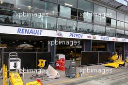 24.03.2010 Melbourne, Australia,  Race preperations, The garage of Renault - Formula 1 World Championship, Rd 2, Australian Grand Prix, Wednesday