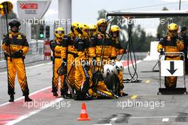 25.02.2010 Barcelona, Spain,  Renault F1 Team mechanics - Formula 1 Testing, Barcelona