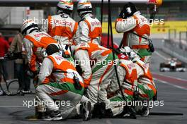 25.02.2010 Barcelona, Spain,  Force India F1 Team mechanics wait Force India F1 Team Vitantonio Liuzzi (ITA), Force India F1 Team  - Formula 1 Testing, Barcelona