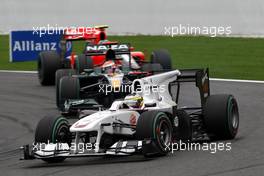 29.08.2010 Spa, Belgium,  Pedro de la Rosa (ESP), BMW Sauber F1 Team leads Jarno Trulli (ITA), Lotus F1 Team, T127 - Formula 1 World Championship, Rd 13, Belgium Grand Prix, Sunday Race