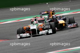 29.08.2010 Spa, Belgium,  Vitantonio Liuzzi (ITA), Force India F1 Team and Sebastian Vettel (GER), Red Bull Racing  - Formula 1 World Championship, Rd 13, Belgium Grand Prix, Sunday Race