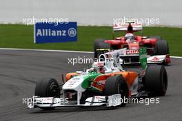 29.08.2010 Spa, Belgium,  Vitantonio Liuzzi (ITA), Force India F1 Team leads Fernando Alonso (ESP), Scuderia Ferrari - Formula 1 World Championship, Rd 13, Belgium Grand Prix, Sunday Race