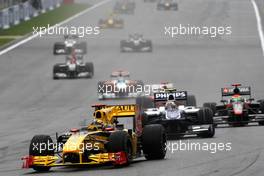 29.08.2010 Spa, Belgium,  Robert Kubica (POL), Renault F1 Team, R30 leads Nico Hulkenberg (GER), Williams F1 Team - Formula 1 World Championship, Rd 13, Belgium Grand Prix, Sunday Race