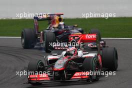 29.08.2010 Spa, Belgium,  Jenson Button (GBR), McLaren Mercedes leads Sebastian Vettel (GER), Red Bull Racing - Formula 1 World Championship, Rd 13, Belgium Grand Prix, Sunday Race