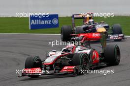 29.08.2010 Spa, Belgium,  Jenson Button (GBR), McLaren Mercedes leads Sebastian Vettel (GER), Red Bull Racing - Formula 1 World Championship, Rd 13, Belgium Grand Prix, Sunday Race