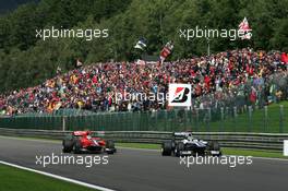 29.08.2010 Spa, Belgium,  Rubens Barrichello (BRA), Williams F1 Team leads Lucas di Grassi (BRA), Virgin Racing - Formula 1 World Championship, Rd 13, Belgium Grand Prix, Sunday Race