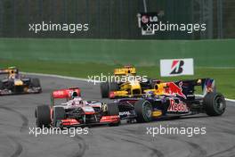 29.08.2010 Spa, Belgium,  Jenson Button (GBR), McLaren Mercedes and Sebastian Vettel (GER), Red Bull Racing, accident  - Formula 1 World Championship, Rd 13, Belgium Grand Prix, Sunday Race