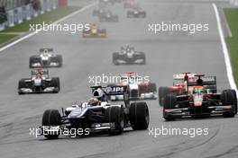 29.08.2010 Spa, Belgium,  Nico Hulkenberg (GER), Williams F1 Team leads Sakon Yamamoto (JPN), Hispania Racing F1 Team HRT  - Formula 1 World Championship, Rd 13, Belgium Grand Prix, Sunday Race