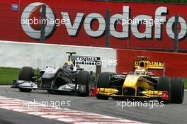 29.08.2010 Spa, Belgium,  Vitaly Petrov (RUS), Renault F1 Team, Nico Rosberg (GER), Mercedes GP Petronas - Formula 1 World Championship, Rd 13, Belgium Grand Prix, Sunday Race