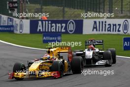 29.08.2010 Spa, Belgium,  Vitaly Petrov (RUS), Renault F1 Team leads Michael Schumacher (GER), Mercedes GP Petronas - Formula 1 World Championship, Rd 13, Belgium Grand Prix, Sunday Race