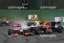 29.08.2010 Spa, Belgium,  Jenson Button (GBR), McLaren Mercedes and Sebastian Vettel (GER), Red Bull Racing, accident  - Formula 1 World Championship, Rd 13, Belgium Grand Prix, Sunday Race