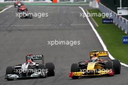 29.08.2010 Spa, Belgium,  Michael Schumacher (GER), Mercedes GP Petronas, Vitaly Petrov (RUS), Renault F1 Team - Formula 1 World Championship, Rd 13, Belgium Grand Prix, Sunday Race