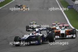 29.08.2010 Spa, Belgium,  Nico Hulkenberg (GER), Williams F1 Team leads Adrian Sutil (GER), Force India F1 Team - Formula 1 World Championship, Rd 13, Belgium Grand Prix, Sunday Race