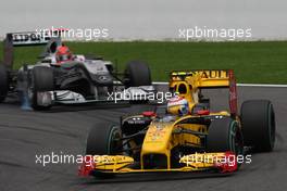 29.08.2010 Spa, Belgium,  Vitaly Petrov (RUS), Renault F1 Team leads Michael Schumacher (GER), Mercedes GP Petronas - Formula 1 World Championship, Rd 13, Belgium Grand Prix, Sunday Race