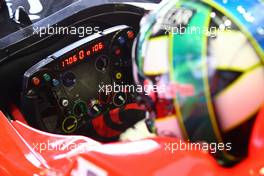 12.03.2010 Sakhir, Bahrain,  Lucas di Grassi (BRA), Virgin Racing steering wheel - Formula 1 World Championship, Rd 1, Bahrain Grand Prix, Friday Practice