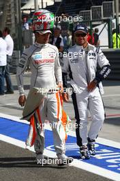 12.03.2010 Sakhir, Bahrain,  Vitantonio Liuzzi (ITA), Force India F1 Team and Rubens Barrichello (BRA), Williams F1 Team - Formula 1 World Championship, Rd 1, Bahrain Grand Prix, Friday