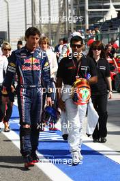 12.03.2010 Sakhir, Bahrain,  Mark Webber (AUS), Red Bull Racing and Karun Chandhok (IND), Hispania Racing F1 Team - Formula 1 World Championship, Rd 1, Bahrain Grand Prix, Friday